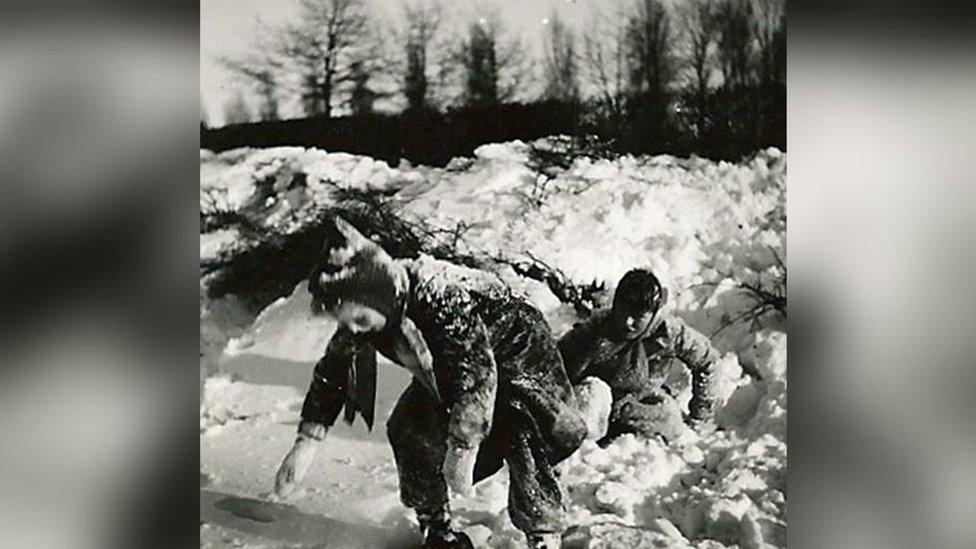 Kim and Heike, playing in the snow