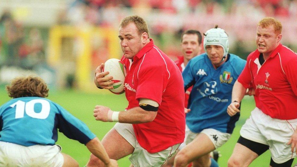 Scott Quinnell yn chwarae i Gymru yn erbyn Yr Eidal ym mhencampwriaeth y Chwe Gwlad 2001