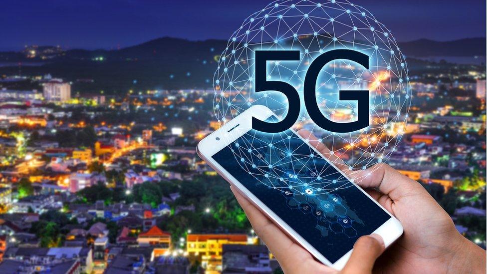 5G and smartphone graphic