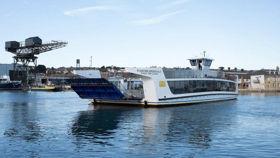 Floating bridge in Cowes