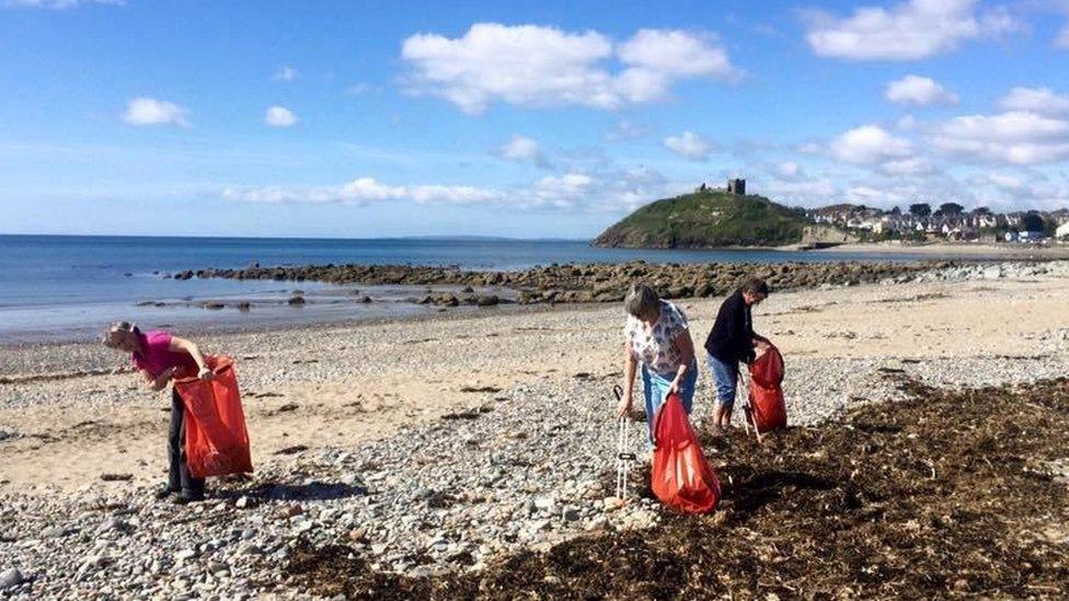 Casglu plastig ar draeth Criccieth