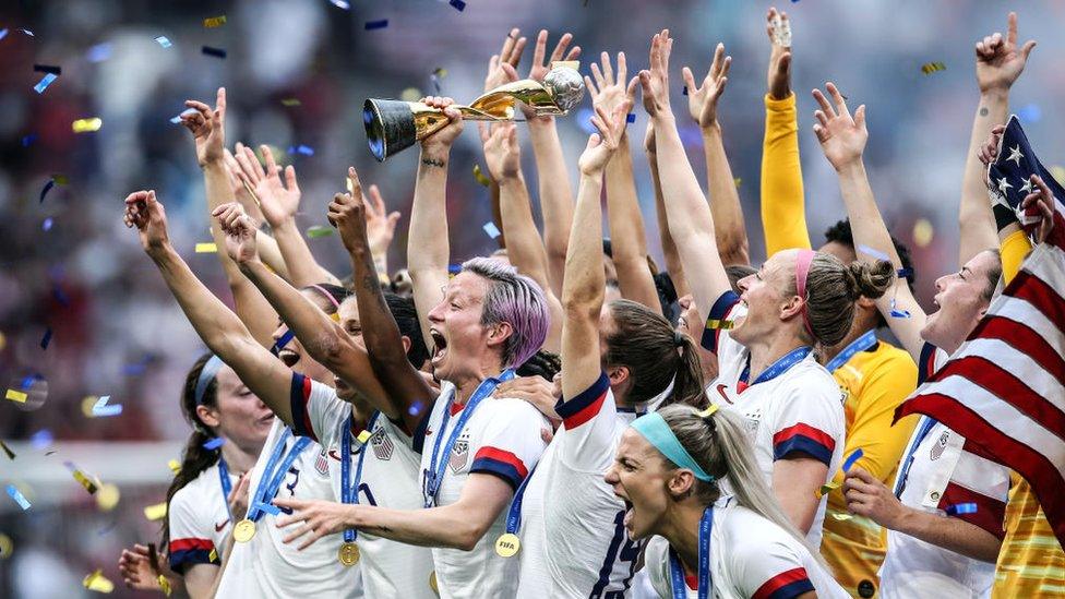 usa-women's-football-team.