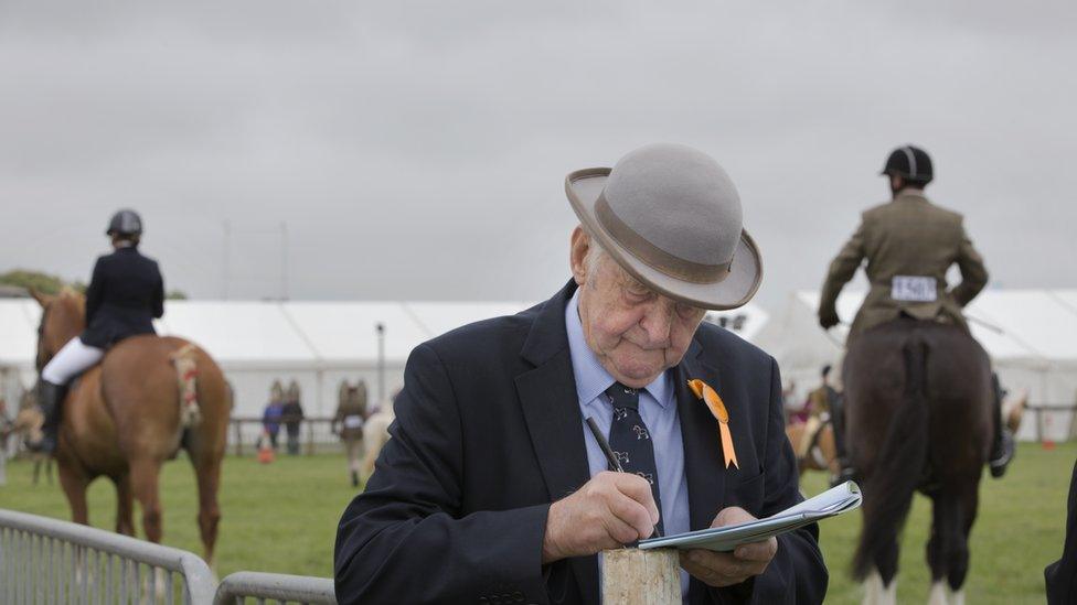 Bill Masey - y dyn oedd yn beirniadu'r ceffylau i gyd trwy'r dydd yn y 'Grand Arena'