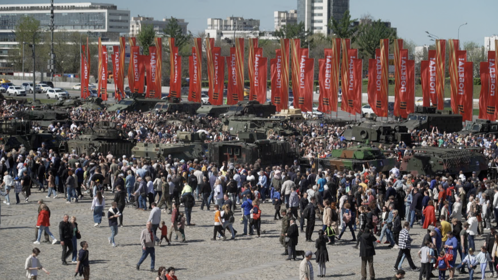 Crowds gather around captured Western tanks in Moscow