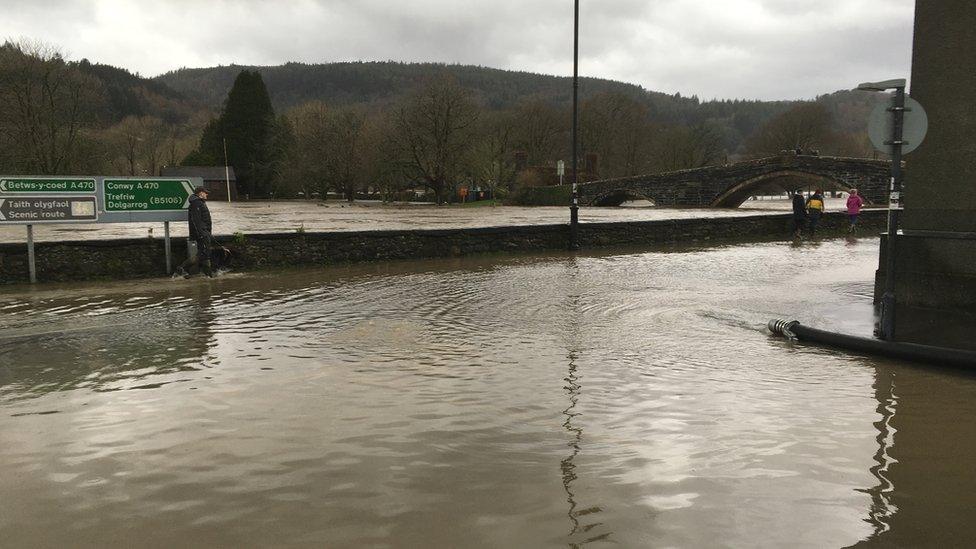 Yr A470 wedi cau yn Llanrwst ddydd Sul