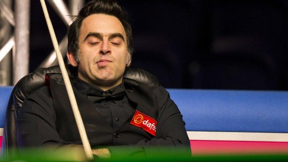 Ronnie O'Sullivan takes a nap in between frames against Li Hang