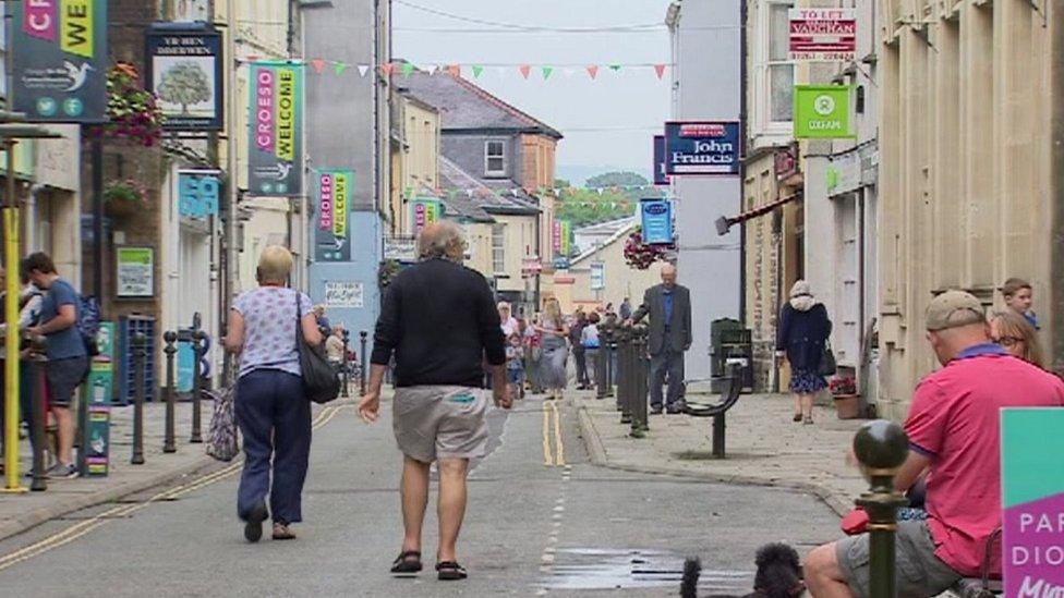 Pobl yn siopa yng nghanol Caerfyrddin