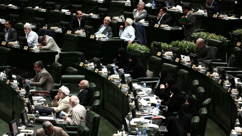 Iranian MPs listen to a speech by Foreign Minister Mohammad Javad Zarif in parliament (21 July 2015)