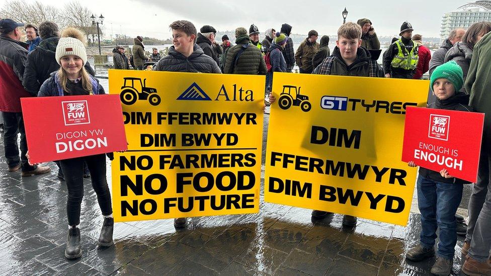 Protest y tu allan i'r Senedd ym Mae Caerdydd