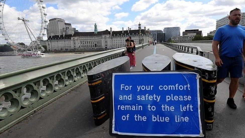 Coronavirus sign on Westminster Bridge