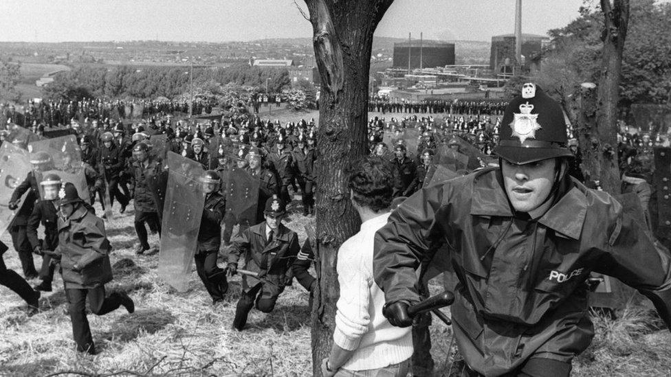 Police charger picketers at Orgreave