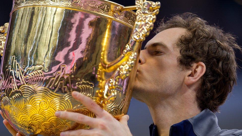 Murray kissing the China Open trophy