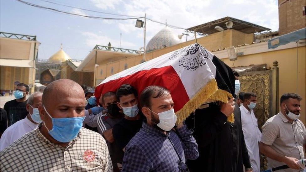 Mourners carry the coffin of Hisham al-Hashimi in Baghdad (7 July 2020)