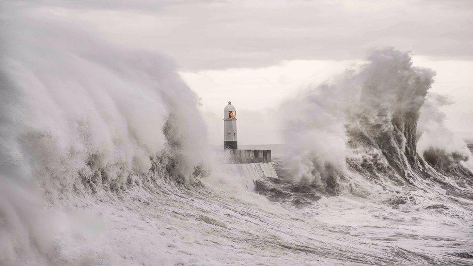 Goleudy Porthcawl yng nghanol y tonnau