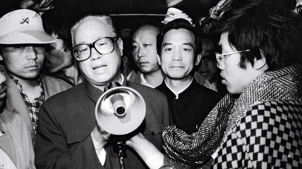 Zhao Ziyang With Students In Beijing, Chine On May 19, 1989