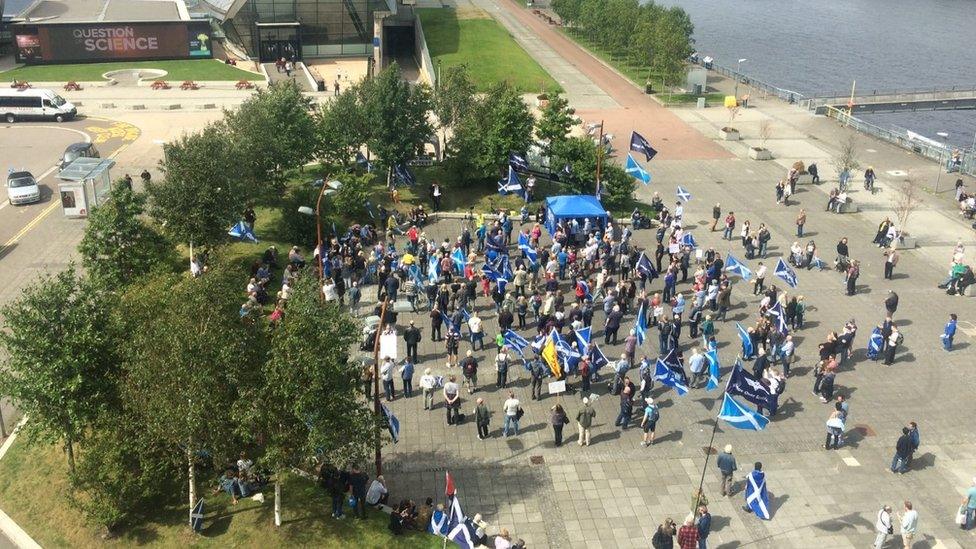 Protest outside ý Scotland