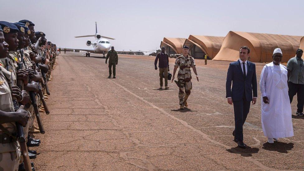 French President Emmanuel Macronand Mali's President Ibrahim Boubacar Keita with Malian soldiers