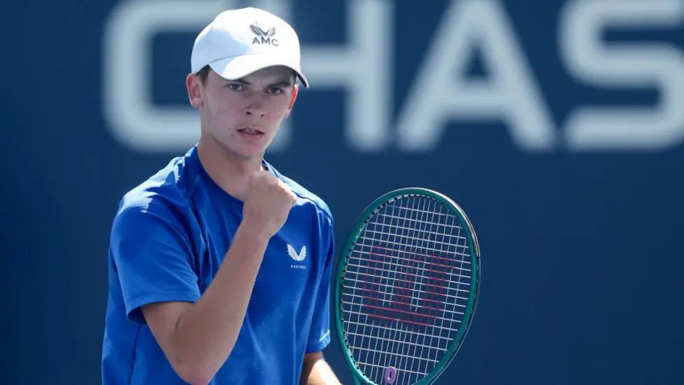 Teen Tennis Star Robertson Aims to Surpass Murray's Legacy.