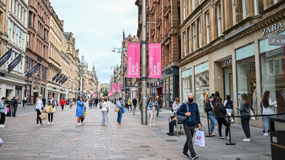 Shoppers on Buchanan St, Glasgow