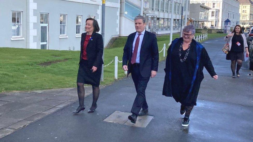 Sir Keir Starmer, Jo Stevens (chwith) a Carolyn Harris