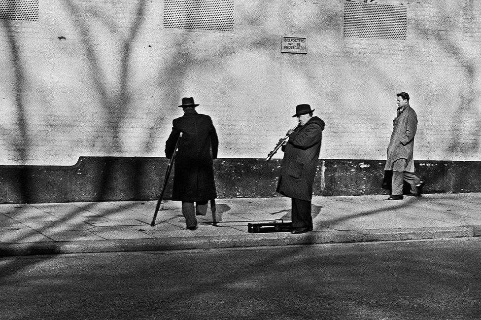 Buskers in London, 1952