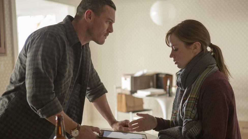 Luke Evans and Emily Blunt in The Girl on the Train