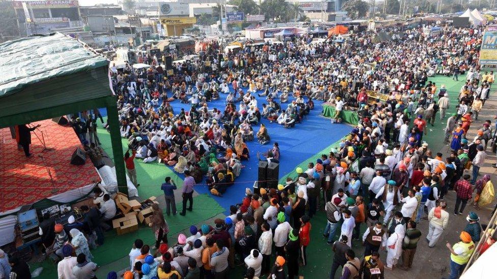 Protests listen to speeches in Delhi