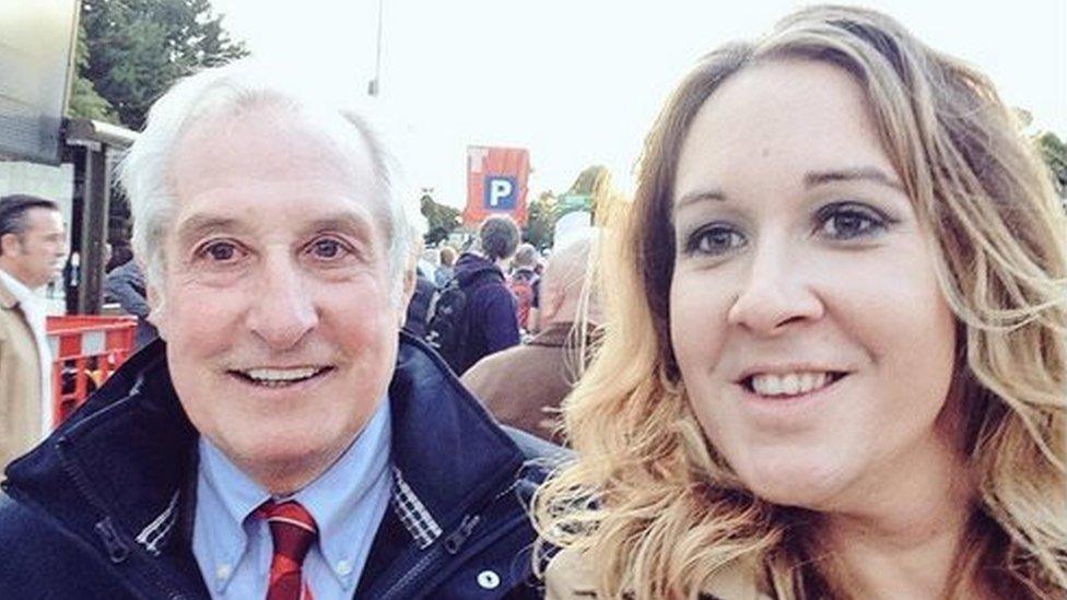 Dydi hyn ddim yn Syr-preis. Hunlun arall o Catrin Heledd!