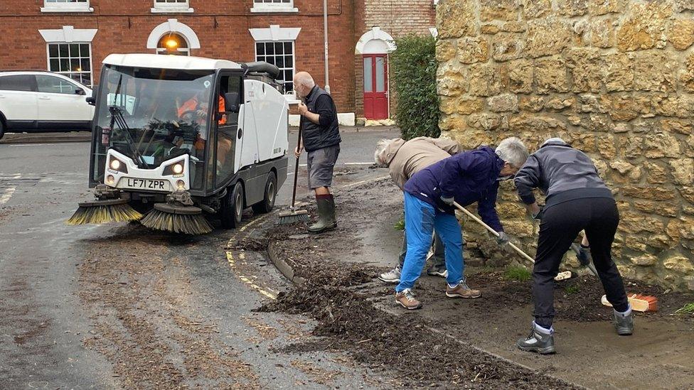 Volunteer flood wardens