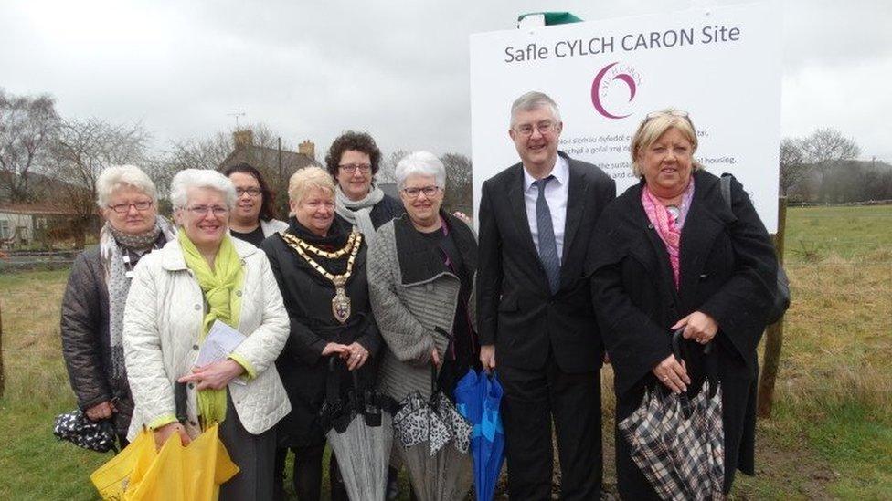 Mark Drakeford AS a swyddogion eraill yn lansiad Cylch Caron