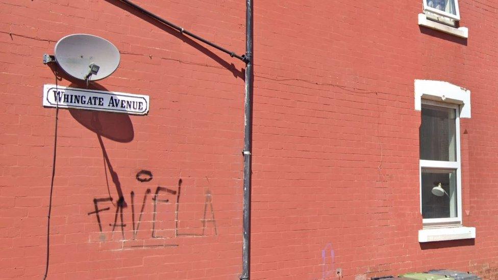 A street sign saying Whingate Avenue