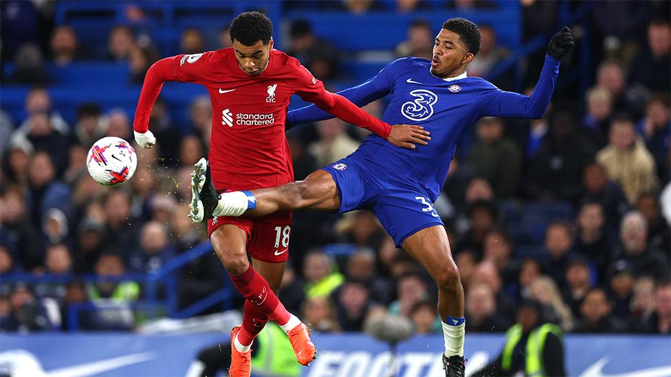 Cody Gakpo battles for possession with Wesley Fofana