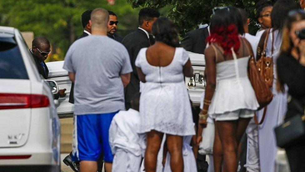 Mourners watch as Sandra Bland's coffin arrives for the funeral service in Lisle, Illinois, 25/07/2015