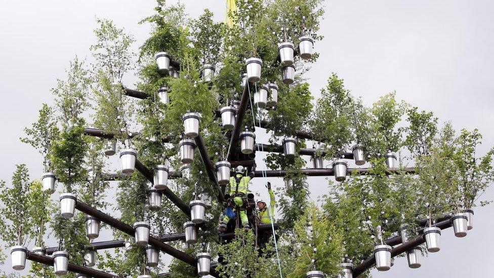 The queen's tree sculpture being put together