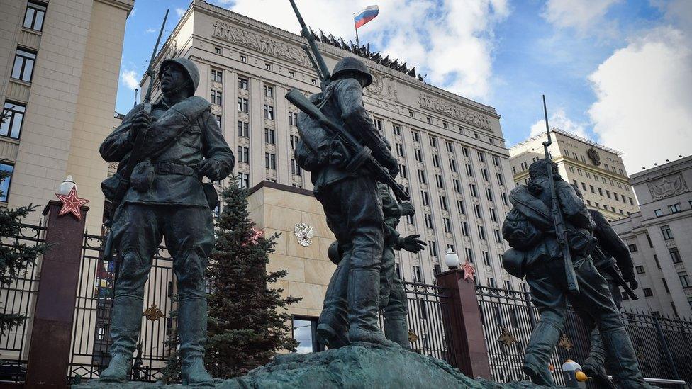 Statues of soldiers outside the Russian defence ministry's headquarters in Moscow (18 September 2018)