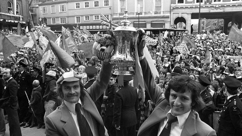 Mick Mills and Roger Osborne with the FA Cup