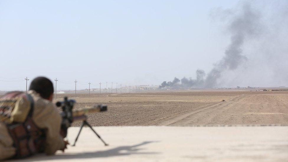 Smoke rises from IS positions south-west of Mosul, Iraq (31 October 2016)