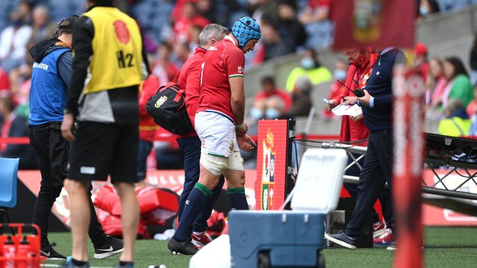 Justin Tipuric yn gadael y maes gydag anaf i'w ysgwydd yntau hefyd