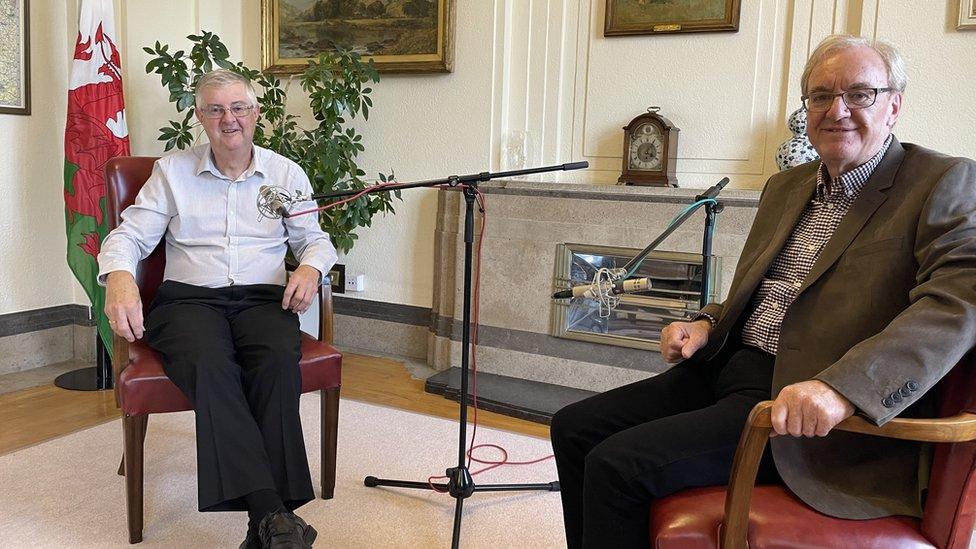 Mark Drakeford a Dewi Llwyd