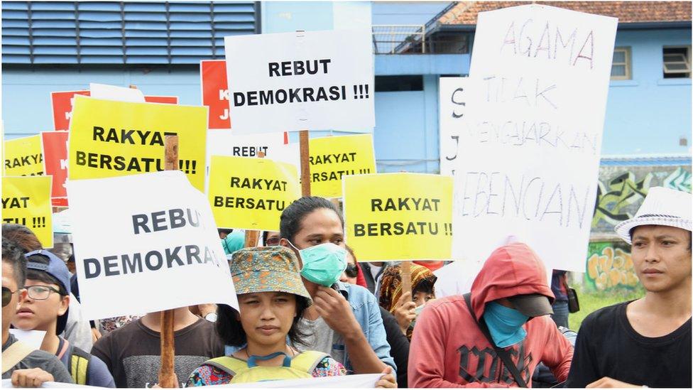 Picture of pro-LGBT protesters in Yogyakarta in 2016