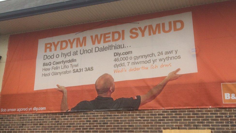 Siop B&Q Aberystwyth wedi symud yn bell iawn!