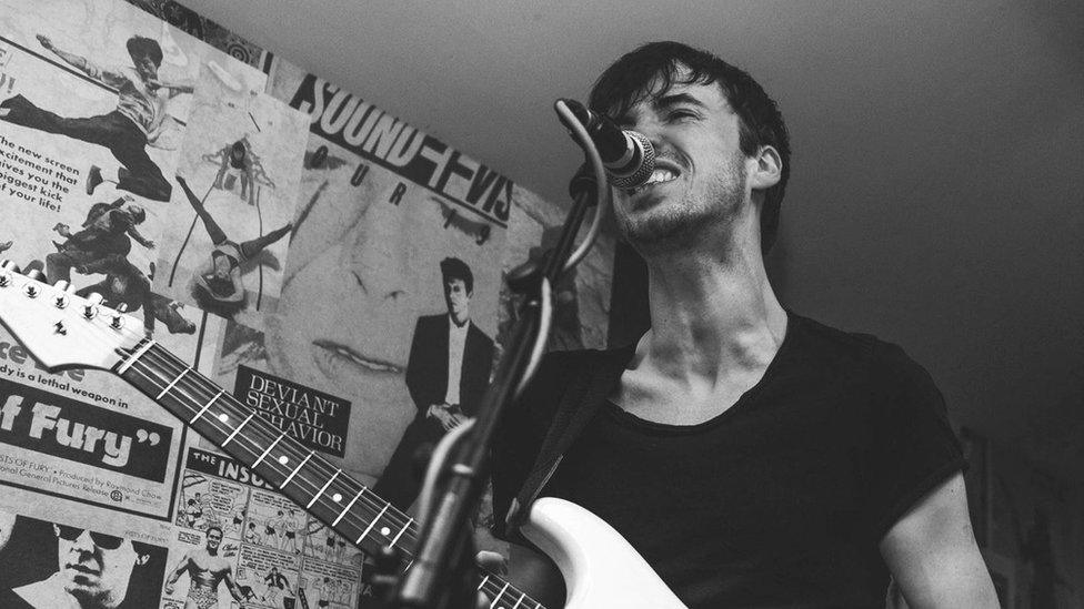 Y cerddor Rhodri Daniel