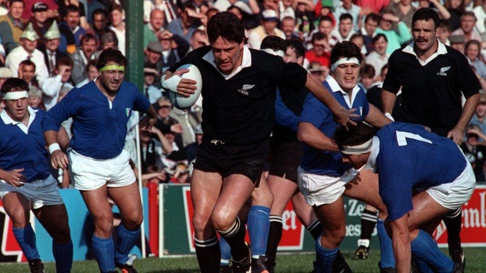 Zinzan Brooke scores a try for New Zealand against Italy at the 1991 Rugby World Cup