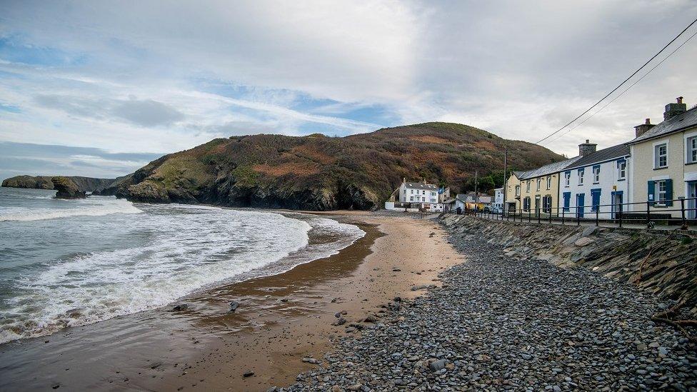 Y traeth yn wag yn Llangrannog