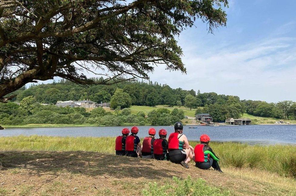 Plant yn barod i fyn di'r llyn yn Nglan-llyn