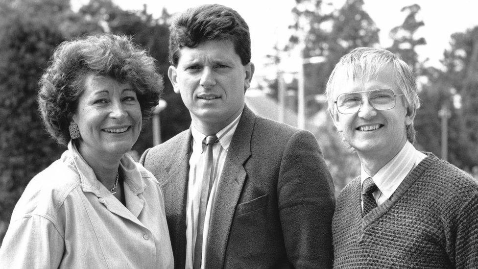 Beti George, Russel Isaacs ac Alan Pickard - cyflwynwyr rhaglenni Ar yr Awr ac O'r Newydd yn yr 1980au