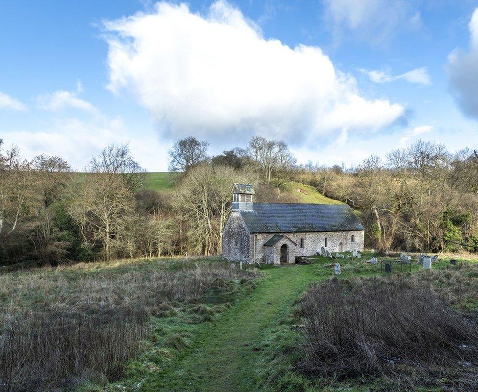 Eglwys Sant Ellyw, Llanelieu