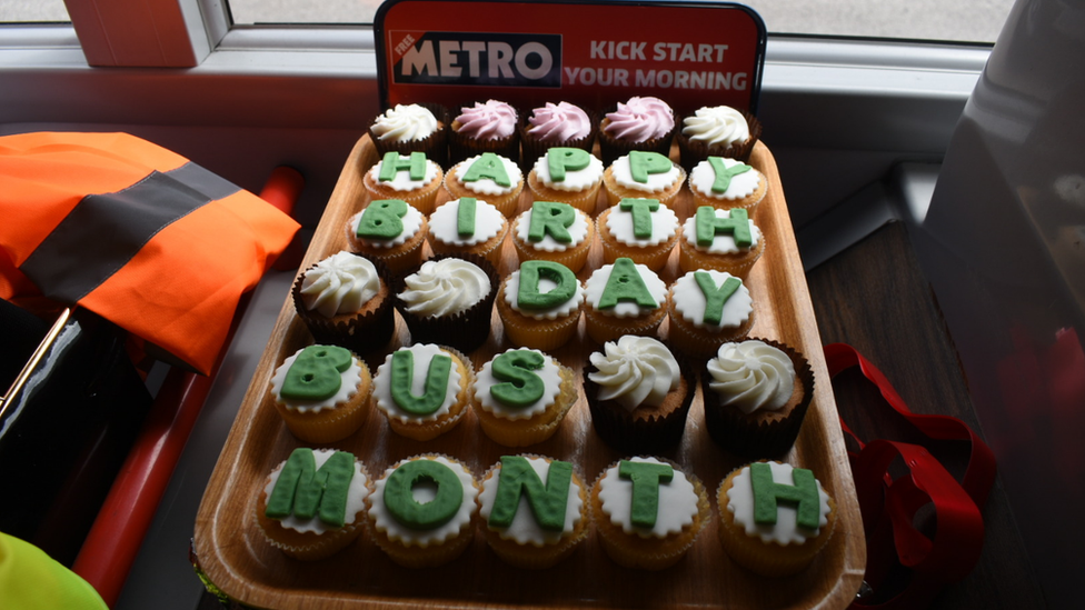 Cupcakes with icing that reads: "Happy bus birthday"