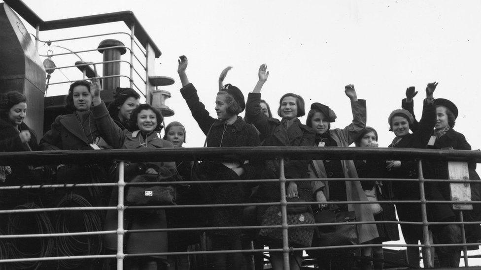 Jewish children arrive in the UK