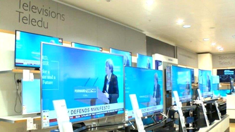 TV screens in shop